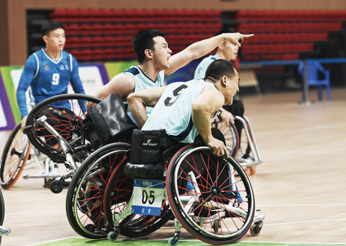 轮椅篮球男子组决赛，北京队小伙子们顽强比赛。 本报记者 贾宁 摄