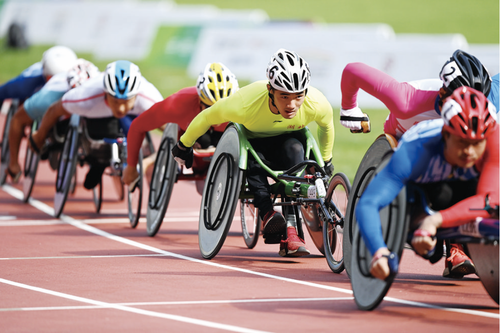 田径比赛男子10000米T54级轮椅竞速决赛中 本报记者 贾宁 摄