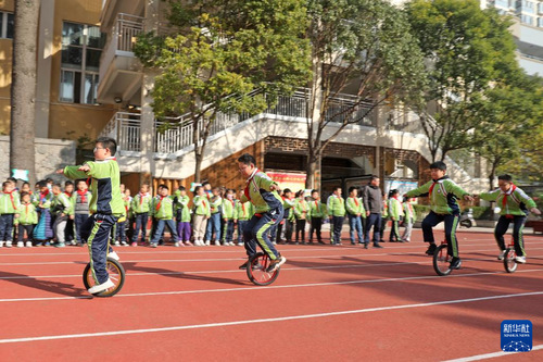 　11月15日，在淮北市第三实验小学，学生练习骑独轮车。新华社发（万善朝 摄）