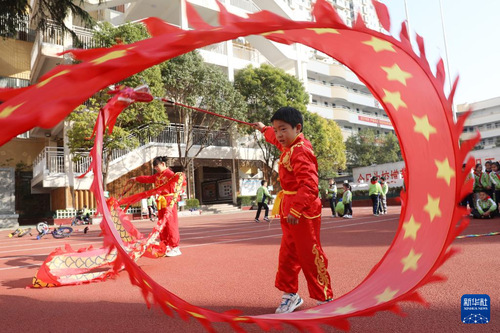 11月15日，淮北市第三实验小学的学生练习舞健身龙。新华社发（万善朝 摄）