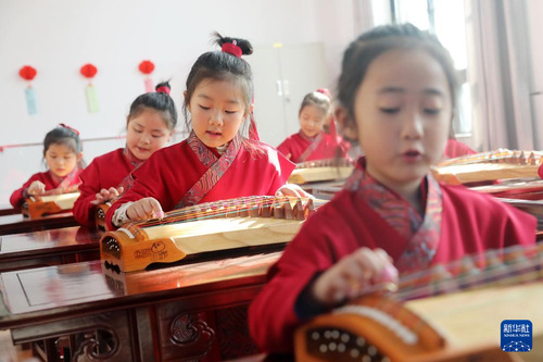 11月15日，淮北市第三实验小学的学生学习古筝。新华社发（万善朝 摄）
