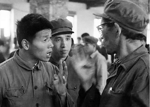 ▲范小建（左一）进藏后与西藏自治区机修厂工人交流（唐召明提供，1976年10月摄）。