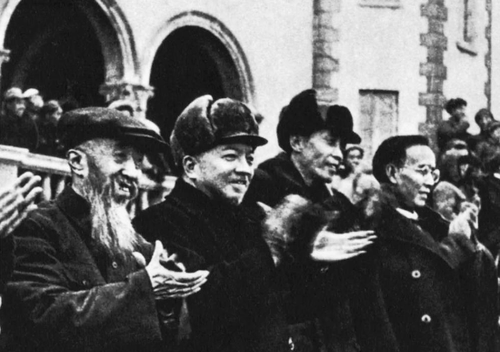 1949年1月，沈钧儒、李济深、蔡廷锴、郭沫若（左起）等在沈阳观看秧歌表演