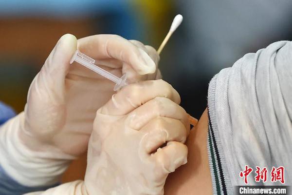 资料图为2021年8月21日，江苏南京，中学生接种新冠病毒疫苗。 中新社记者 泱波 摄