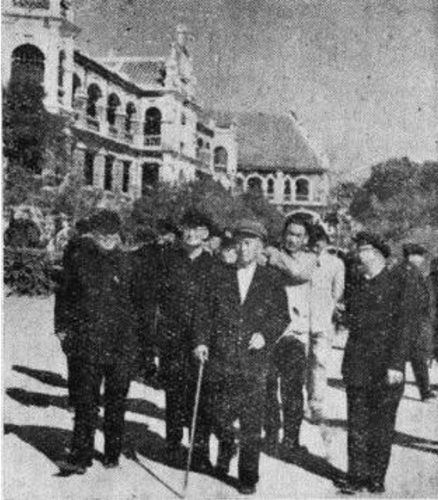 1957年12月12日陈嘉庚带领出席全国侨联第一届第二次会议的委员参观集美学校。左起方方、陈其瑗、陈嘉庚、庄明理。