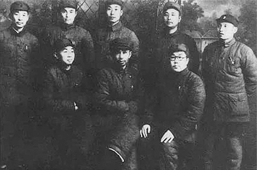 1948年，曹荻秋（前排右一）和战友们合影