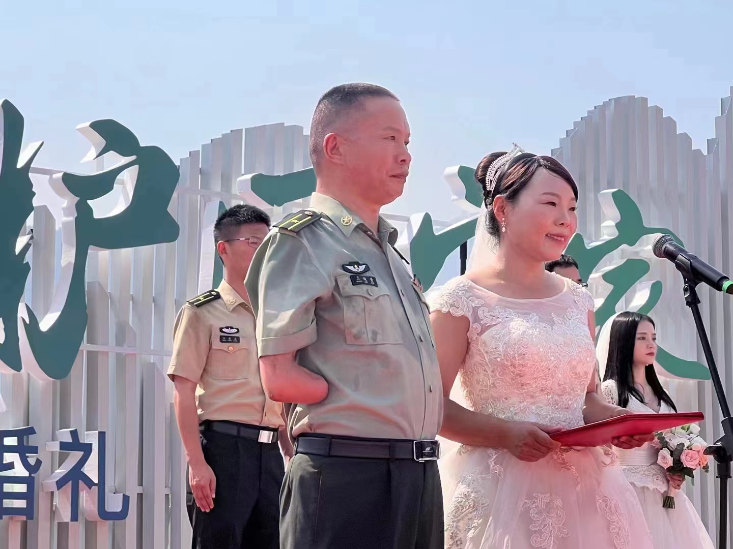 这12对军人结婚照都太好看啦！_央广网