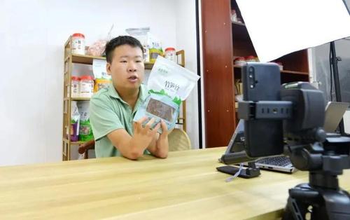 廖竹生正在直播销售家乡农产品。 受访者供图