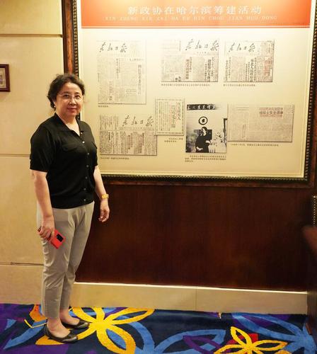 冯丹龙委员在马迭尔酒店的新政协史料展板前