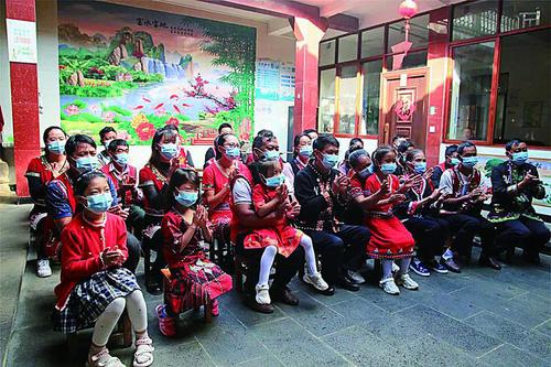 ◀在云南省腾冲市三家村中寨司莫拉佤族村村民李发顺家里，大家一起收看党的二十大开幕会直播。