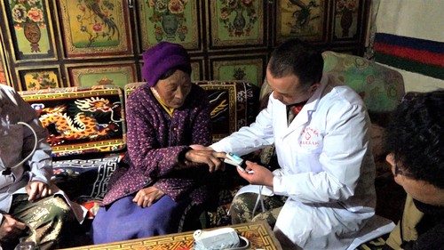 为藏族孤寡老人送医巡诊。李贵华  摄（2021.03.03）