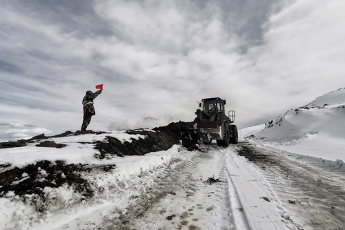 在海拔4658米的业拉山上，执行冬季清雪除冰任务。李贵华  摄（2019.10.30）