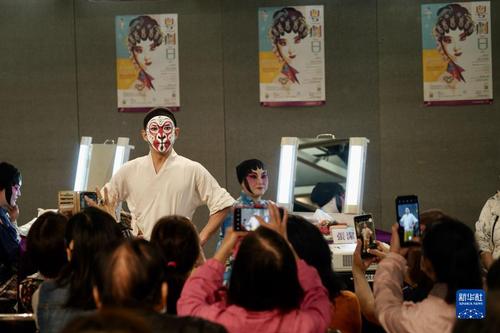 11月27日，粤剧演员向观众示范粤剧化妆。新华社发 （香港特区政府新闻处供图）