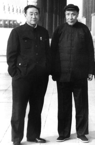 程宏年（右）与胡其俊（左）。共和国第一任和第二任（升旗手）