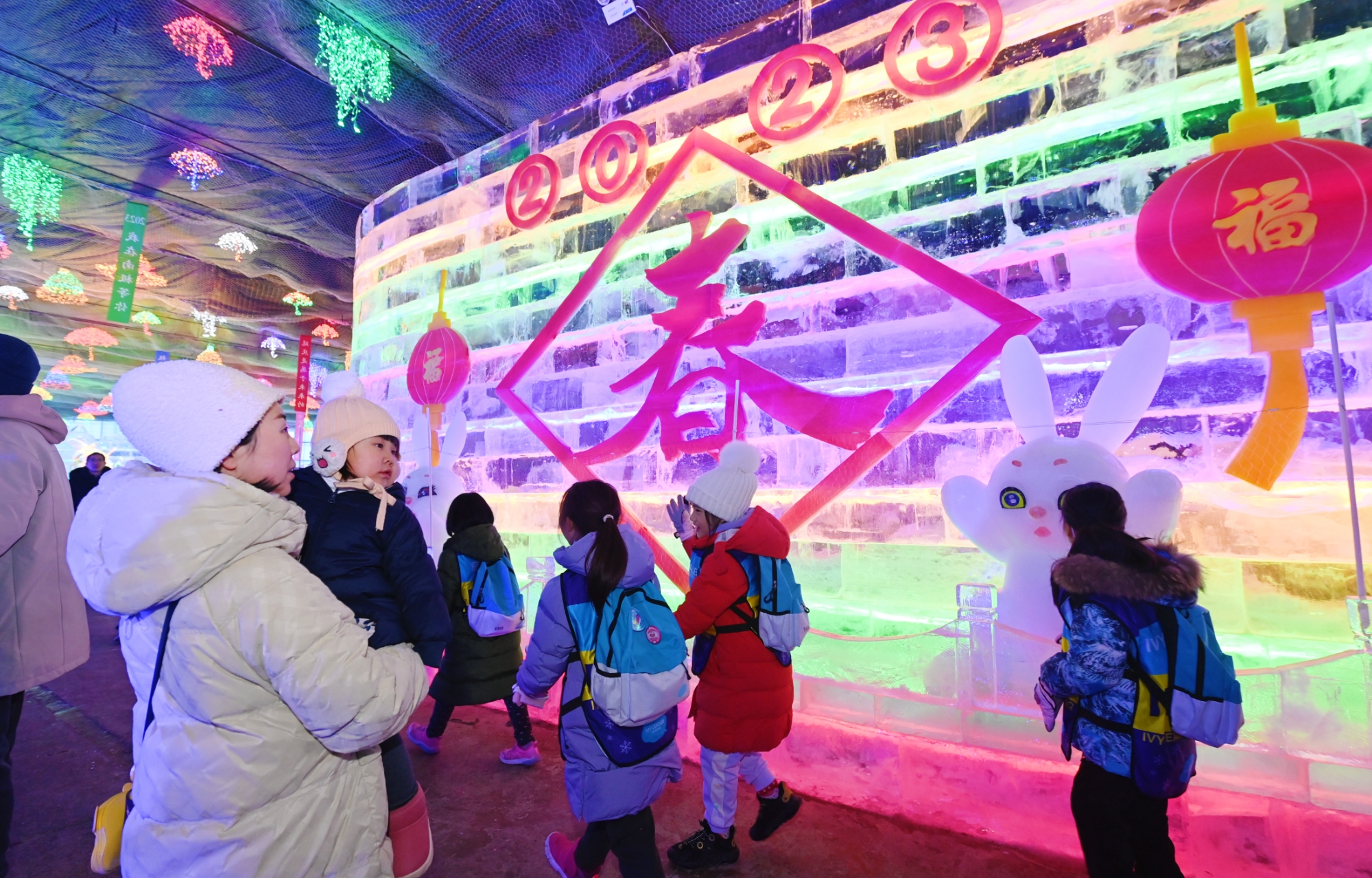 【携程攻略】北京龙庆峡冰灯景点,龙庆峡冰灯节很热闹，年味十足，找到了疫情前久违的过年气氛，冰雕雕…