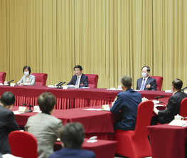 王沪宁看望出席全国政协十四届一次会议委员并参加讨论