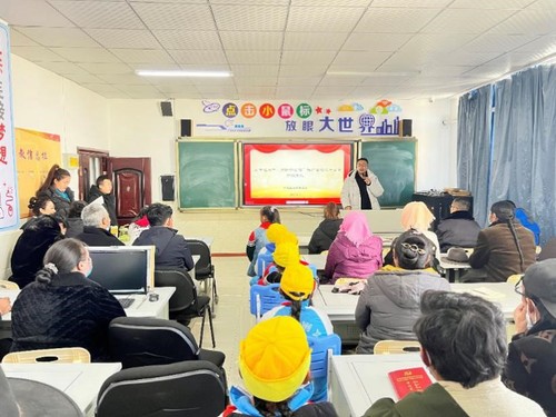 2022年4月，古露小学孩子带着牧民家长一起学习普通话