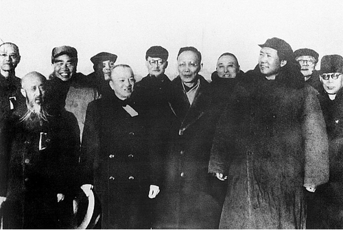 ▲1949年3月25日，中共中央领导人从西柏坡进入北平，民主党派负责人和民主人士在西苑机场迎接。