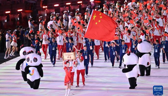 中国大学生体育代表团在开幕式上入场