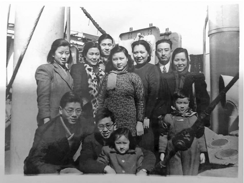 ▲ 1949年初，马龙章乘“宝通号”经香港北上解放区，其间为同船北上的文化界名人张瑞芳（二排左二）、臧克家（后排右一）、漫画家丁聪（一排左二）等拍摄合影。