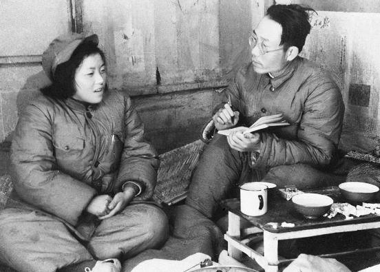 魏巍（右）在朝鲜三登野战医院访问志愿军模范护士罗克贤。