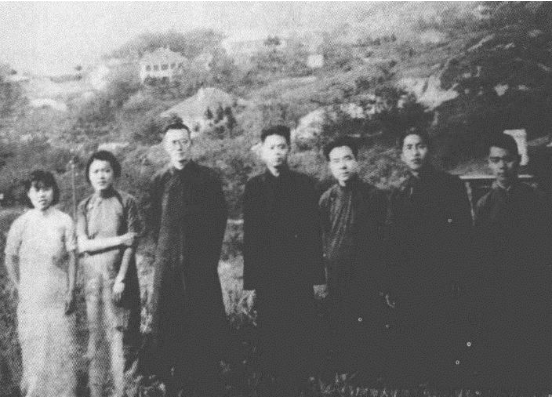 范文澜（左三）与河南大学青年学生在一起