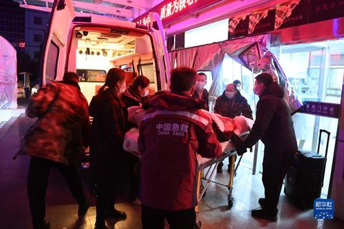 12月19日，地震伤员被送至甘肃省临夏回族自治州积石山县人民医院。新华社记者 范培珅 摄