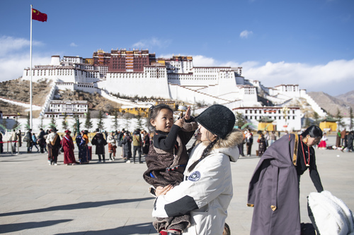 新春走基层_冬游西藏：拉萨旅游市场人气旺(4228569)-20240329094831