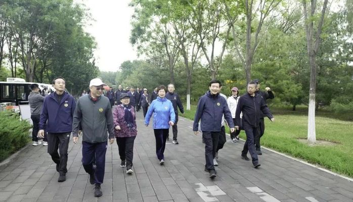 北京市政协举办纪念“五一口号”发布76周年长走活动