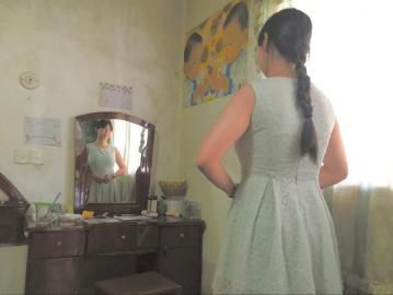 5日，李佳站在镜子前，穿上最爱的裙子，可是裙子有点紧，不好看了。