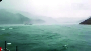 附近垂钓者拍下沉船最后画面，当时湖面上风雨大作。