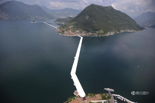 码头的结构，整个桥随着波浪的节奏漂浮着，提供给人独特的感觉仿佛 “在水面上行走 ”，伊塞奥湖面积62平方公里，最深250米。