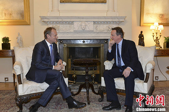 当地时间1月31日，英国首相卡梅伦在伦敦唐宁街10号会见欧洲理事会主席图斯克，双方进一步商讨欧盟改革方案。 中新社记者 Georgina Coupe 摄