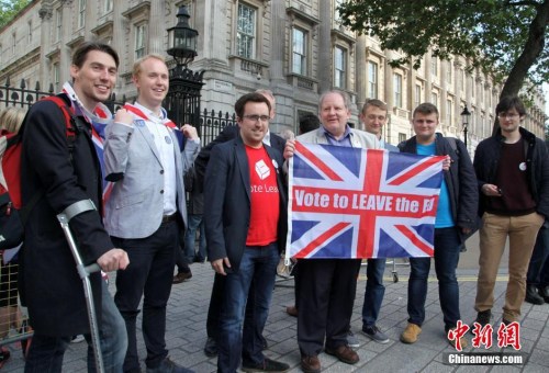 当地时间6月24日，英国“脱欧”公投计票结果揭晓，多数投票者赞成英国脱离欧盟。图为“脱欧派”支持者在伦敦市中心庆祝。<a target='_blank' href='http://www.chinanews.com/'>中新社</a>记者 周兆军 摄