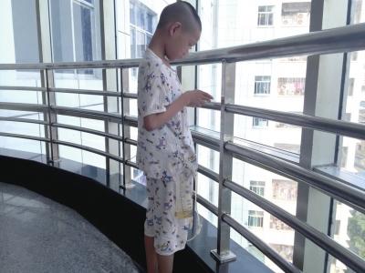 8月1日上午，小宝在张家界市人民医院的走廊里等候治疗。京华时报记者郑羽佳摄
