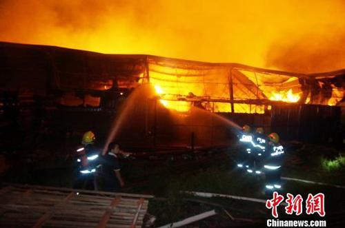 广西北海一木制品加工厂起火消防官兵星夜救援