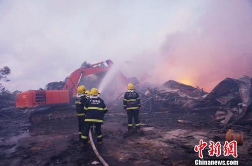 广西北海一木制品加工厂起火 消防官兵星夜救援
