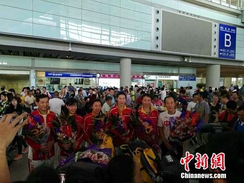  14日，在里约奥运会摘得女子重剑团体赛银牌的中国女子重剑队抵达北京。吕春荣 摄